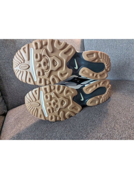Athletic_Shoes